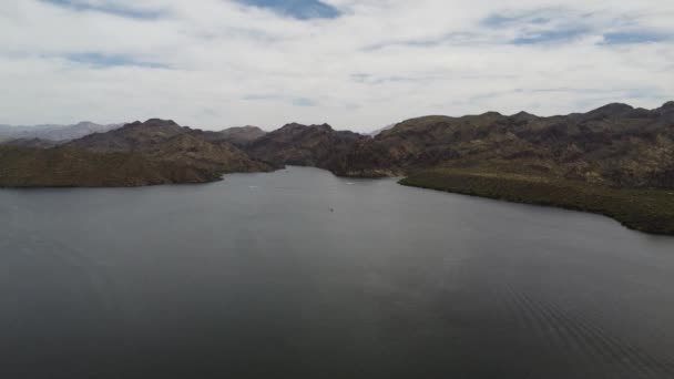Μια Εναέρια Άποψη Της Λίμνης Saguaro Και Βουνά Στην Αριζόνα — Αρχείο Βίντεο