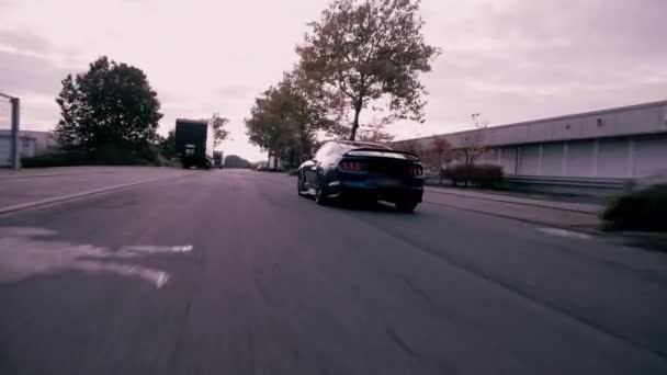 道路上の運転フォードマスタング車の美しい景色 — ストック動画