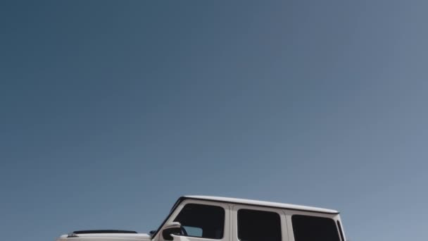 Bílý Vůz Značky Mercedes Písečné Poušti — Stock video