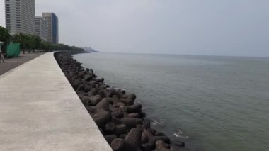 Bombay 'daki tecridin ilk gününde Covid 19 salgınından dolayı terk edilmiş bir denizci aracı ve çevresi. Üçüncü aşamada Coronavirus salgını