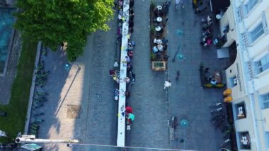 Helsinki Günü, Gökyüzü Altında Akşam Yemeği, insanların birlikte yemek yemesi..