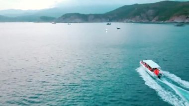 Vinh Hy Bay, Vietnam 'da güzel bir günbatımında tekne gezisinin hava görüntüleri.