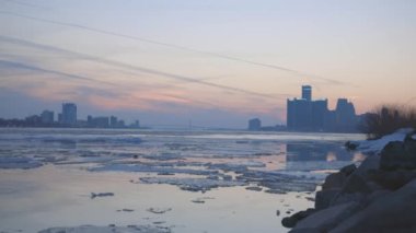 The time-lapse footage of the lake and city buildings in the background. Detroit, Michigan, USA.