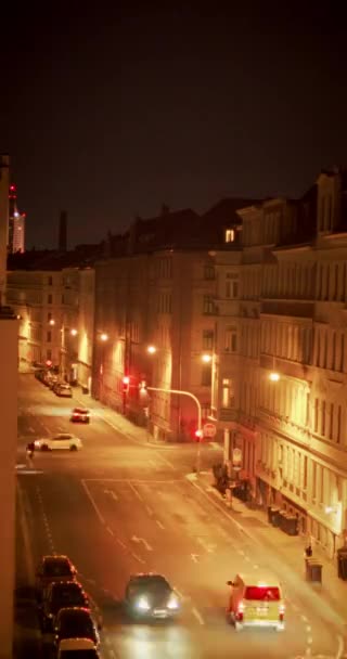 Vertical Time Lapse Traffic Street Old Buildings Night — Stok video