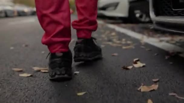 イカゲームの制服を着た兵士が通りを歩いてカメラを向ける — ストック動画