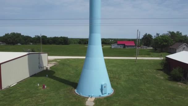 Ένα Βίντεο Από Ένα Μπλε Πύργο Νερού Μια Αγροτική Περιοχή — Αρχείο Βίντεο