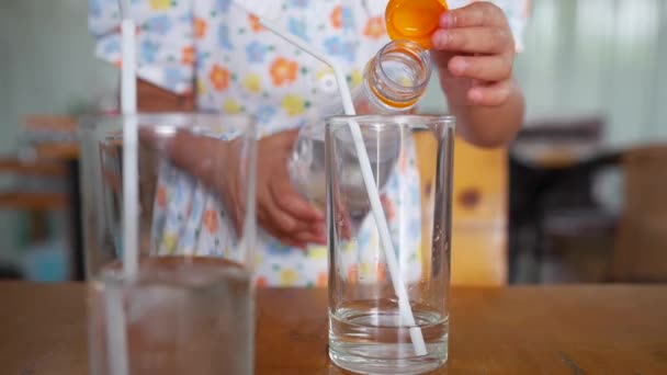 Preschooler Girl Pouring Water Bottle Glass Plastic Straw — Stockvideo