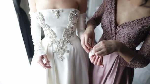 Beautiful Shot Bridesmaid Helping Bride Button Sleeves Her White Wedding — Stock video