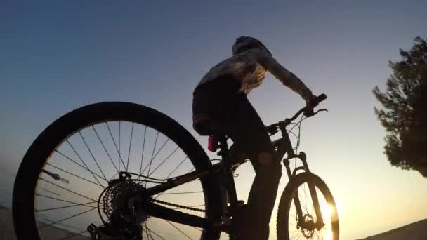 Low Angle Close Footage Female Cyclist Riding Her Bike Park — Stok video