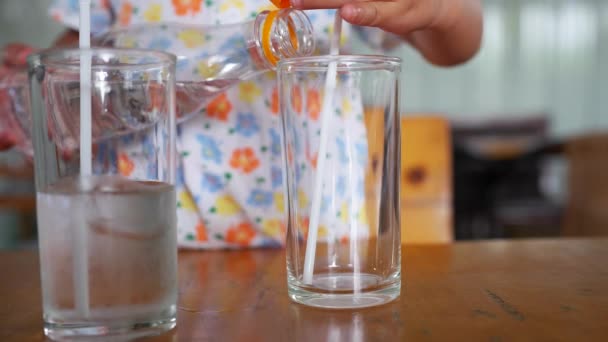 Preschooler Girl Pouring Water Bottle Glass Plastic Straw — Vídeos de Stock