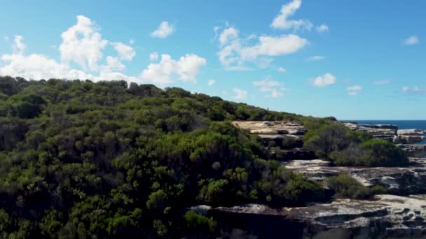 Ένα Drone Shot Από Ένα Πράσινο Βραχώδες Βουνό Κάτω Από — Αρχείο Βίντεο