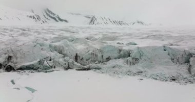 Spitsbergen Adası Svalbard takımadasındaki karın insansız hava aracı görüntüleri.