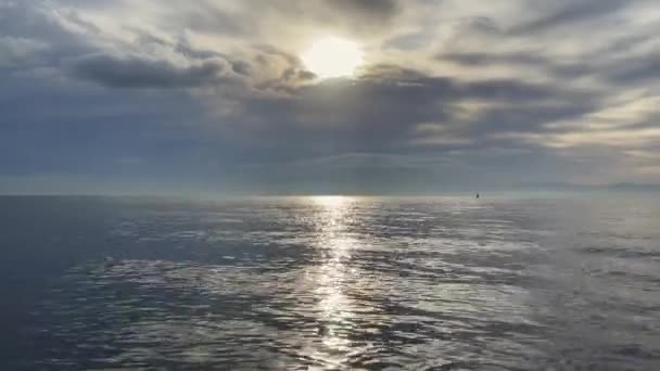 美丽的日出映照在海面上 — 图库视频影像
