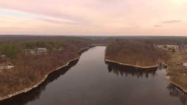 Beautiful Sunset Flight Calm River Dam Beautiful Purple Cloud Backdrop — Vídeo de stock