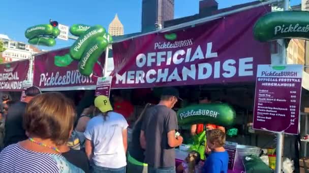 Pickle Lover Tourists Pittsburgh Waiting Line Get Pickle Beer Picklesburgh — Vídeos de Stock