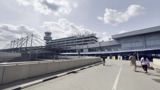 Group People Front Murtala Muhammed International Airport Lagos Nigeria — Vídeo de Stock