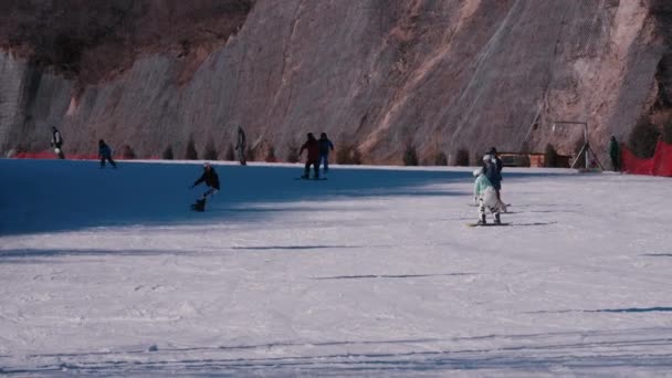 Footage Snowboarders Skiers Ski Slope Beijing Ski Resort Background Rocky — Video Stock