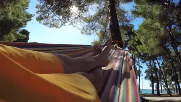 Крупный План Мужских Ног Лежащих Разноцветном Гамаке Парке — стоковое видео