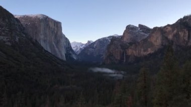 Rocky Dağları arasında güzel bir orman manzarası