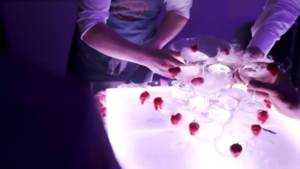 Close View Bartenders Fixing Cocktail Pyramid Set — Vídeo de Stock