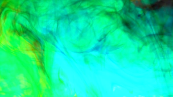 蓝色和黄色在水中的抽象混合油墨 形成绿色色调 — 图库视频影像