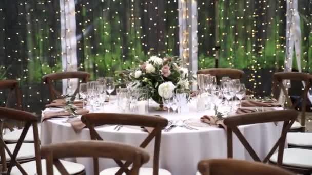 パーティーの準備ができているブライダルフラワーと装飾されたテーブルの近くの景色 — ストック動画