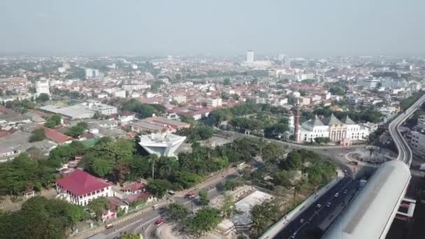 昼間の交通と街並みを持つインドネシアのAmpera橋の空中写真 — ストック動画