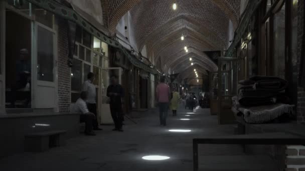 イランのタブリズの大バザールを通過する人々のタイムラプス映像 — ストック動画