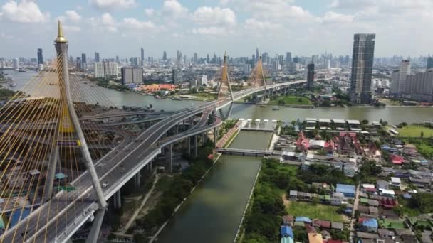 在阳光明媚的早晨 俯瞰一座现代城市的一座吊桥和一座建筑物的鸟瞰图 — 图库视频影像