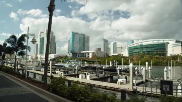近代的な建造物が立ち並ぶ港での美しいボートのショットと曇り空の上 — ストック動画