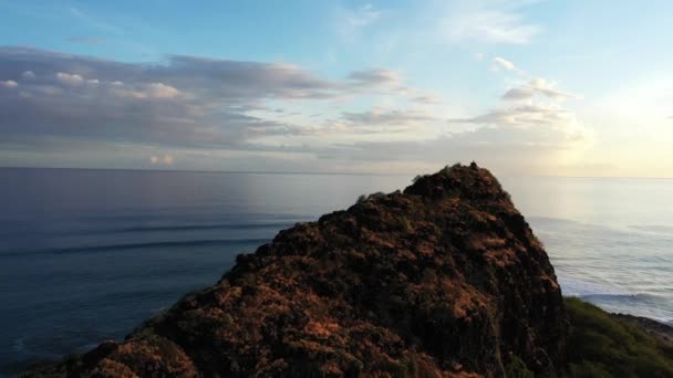 ハワイ州マカハのオアフ島の西側の太平洋を見下ろすタートルロック山のドローン映像 — ストック動画