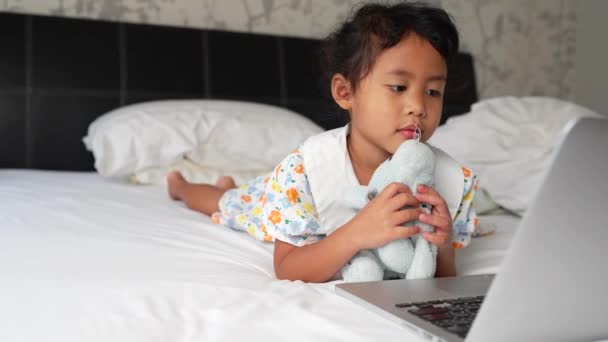 Söt Fem Årig Asiatisk Flicka Tittar Något Bärbar Dator Som — Stockvideo