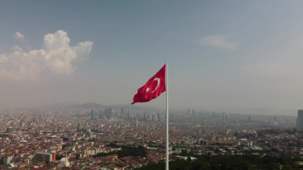 Aerial Drone Footage Flag Turkey Camlica Hill Istanbul Cityscape — Stockvideo