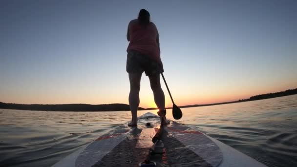 Back View Caucasian Female Paddle Boarding River Sunset Sky Background — Video