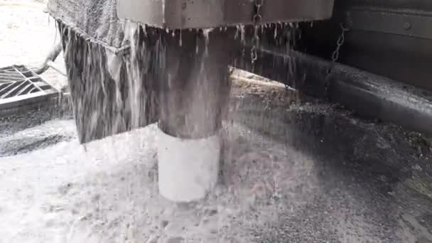 Groundwater Coming Out Casing Pipe Pouring Out Borewell Machine Truck — Vídeo de stock
