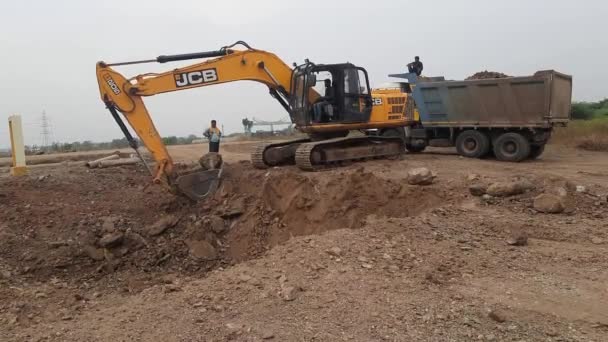 Excavator Loads Sand Moorum Dumper Truck Construction Site Concept Construction — Vídeo de Stock