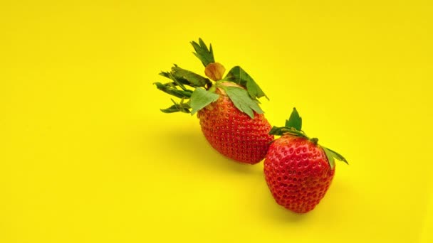 Ripe Fresh Strawberries Yellow Background — Vídeo de stock