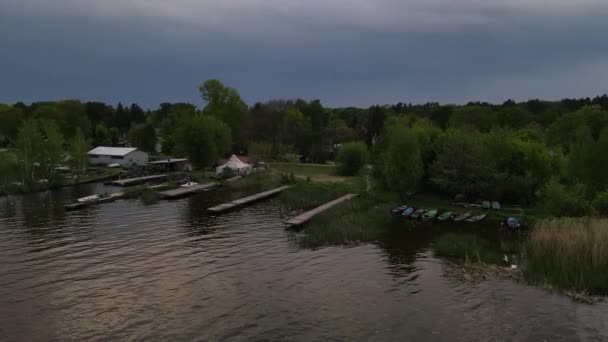 Зегжеское Озеро Перед Дождем Темных Тонах Лодках Пирсах — стоковое видео