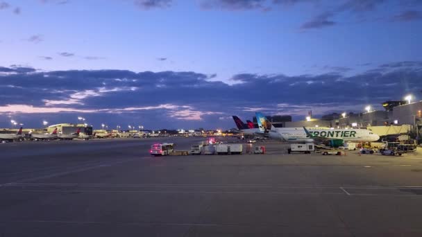 アメリカ ハートズフィールド ジャクソン アトランタ国際空港のフロンティア航空 — ストック動画