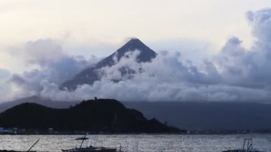 Mayon Dağı 'nın yakınındaki bulutların hızlanması