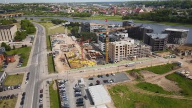 Kaunas 'ta vinçlerle yapılan güzel bir manzara.