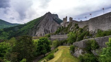 Fransa 'daki Citadelle de Sisteron' un kasvetli bir gökyüzü altındaki hızlandırılmış görüntüleri.