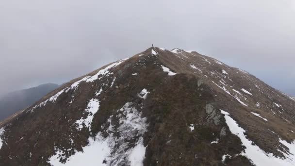 Top View Hiker Top Snow Covered Mountain Foggy Clouds — Stockvideo