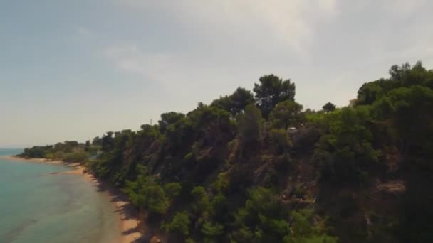 Αεροφωτογραφία Των Διαμερισμάτων Κοντά Στην Ακτογραμμή Γαλαζοπράσινα Νερά Του Ωκεανού — Αρχείο Βίντεο