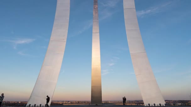 アーリントンバージニア州の空軍記念碑の金属製の柱の4K日没の時間経過 — ストック動画