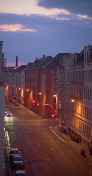 Вертикальний Часовий Прогалина Вулиці Між Старими Будинками Коли Темніє — стокове відео