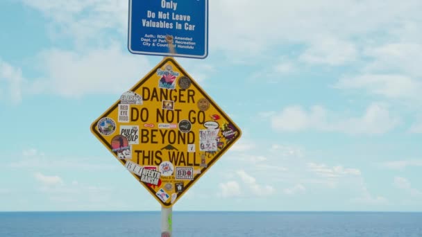 Danger Sign Lanai Lookout Honolulu Hawaii — Vídeo de Stock