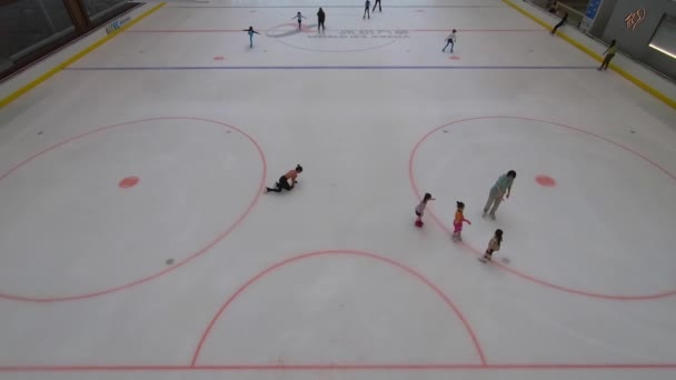 Chinese Kids Practicing Ice Skating — Vídeos de Stock