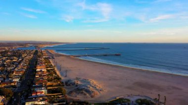 Kaliforniya 'da güneşli bir günde açık gökyüzünün altındaki Seal Beach' in güzel bir manzarası.