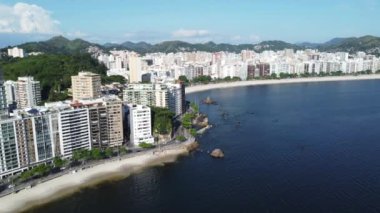 Niteroi, Rio de Janeiro, Brezilya 'daki plajdaki çağdaş sanat müzesinin hava görüntüsü